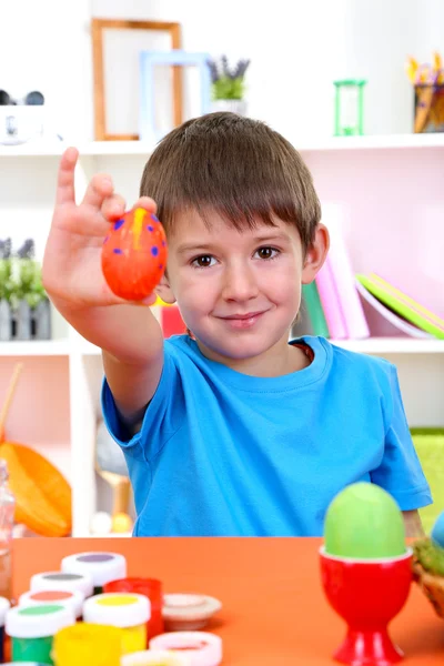 Schattige kleine jongen schilderij paaseieren — Stockfoto