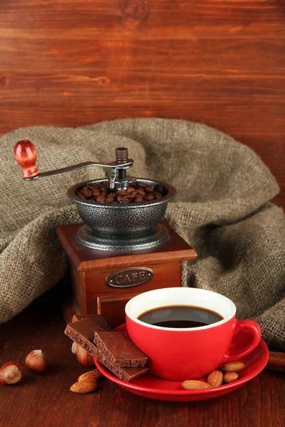 Koyu çikolata, sıcak içecek ve ahşap arka planda kahve değirmeni. — Stok fotoğraf