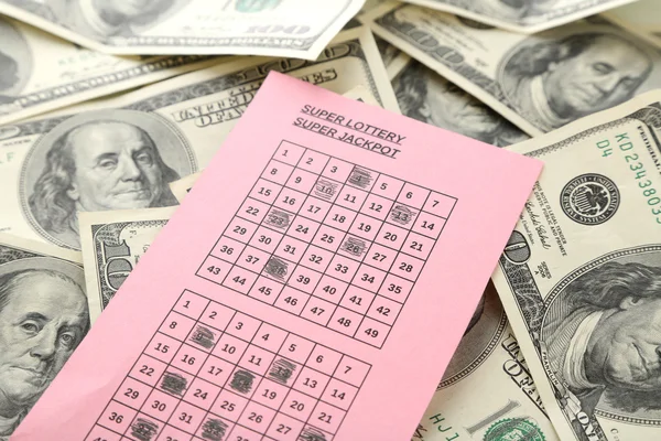Loterij ticket en geld, close-up — Stockfoto