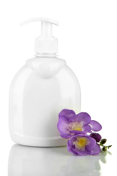 Láhev s tekutým mýdlem a květina izolovaných na bílém — Stock fotografie