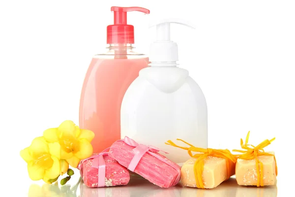 Elszigetelt fehér folyadék- és kézi készítésű szappanok — Stock Fotó