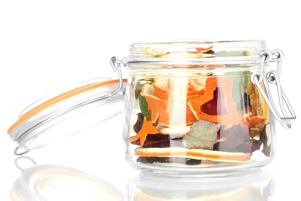 Rosa decorativa de casca de laranja seca em vaso de vidro isolado em branco — Fotografia de Stock