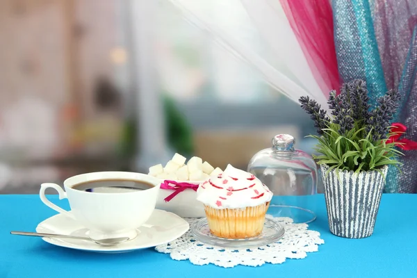 Cupcake sur soucoupe avec couvercle en verre, sur fond lumineux — Photo