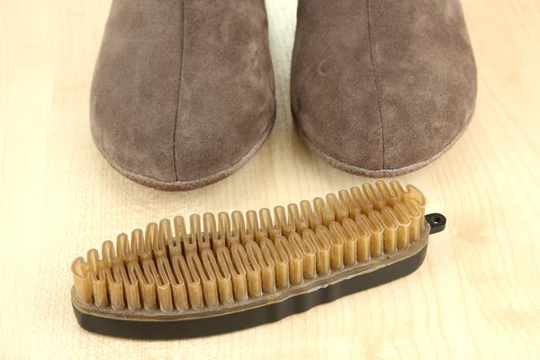 Spazzola per scarpe scamosciate, su sfondo di legno — Foto Stock