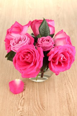 güzel pembe Gül Vazosu üzerinde ahşap masa yakın çekim