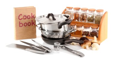 mutfak araçları, baharatlar ve sebzeler üzerinde beyaz izole kompozisyon