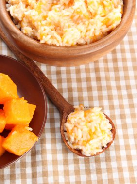 Tat pirinç lapası ile masa örtüsü arka plan üzerinde kase kabak