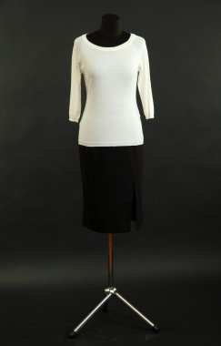 beyaz gömlek ve siyah arka plan üzerine manken üzerinde siyah etek