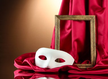 Beyaz maske, boş çerçeve ve kırmızı zemin üzerine altın ipek kumaş