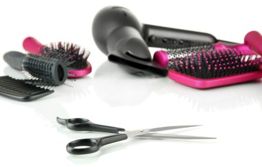 Tara fırçalar, saç kurutma makinesi ve üzerinde beyaz izole kesme makası