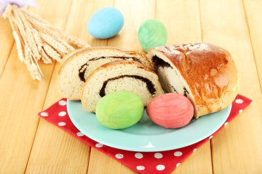 somun ile ahşap arka plan üzerinde renkli plaka üzerinde haşhaş tohumu