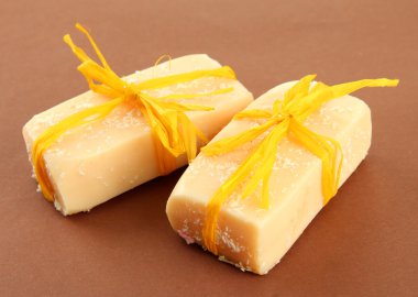 kahverengi zemin üzerinde doğal el yapımı Sabun