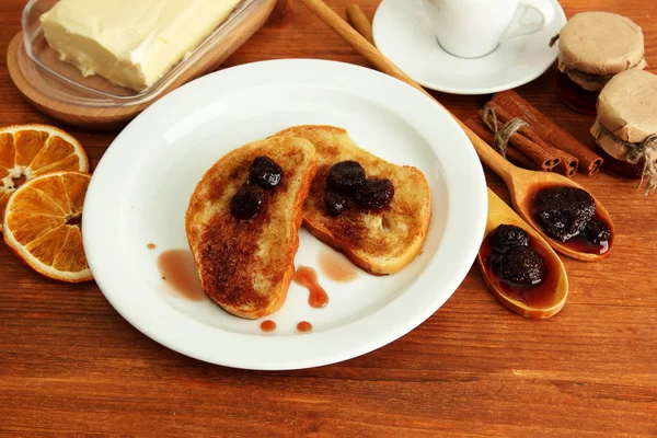 Pan blanco tostado con mermelada y taza de café sobre mesa de madera —  Fotos de Stock