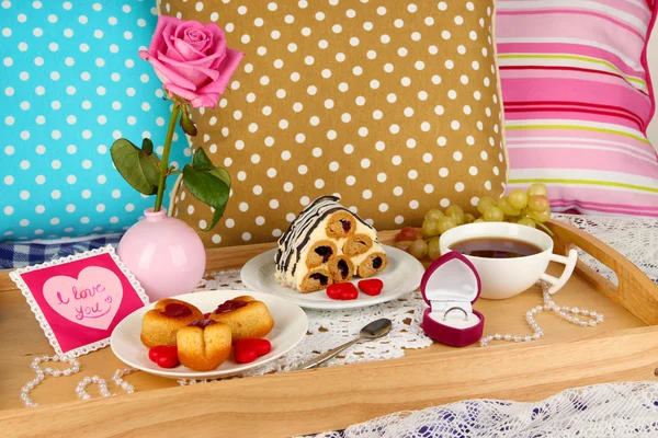 Śniadanie w łóżku na Walentynki z bliska — Zdjęcie stockowe