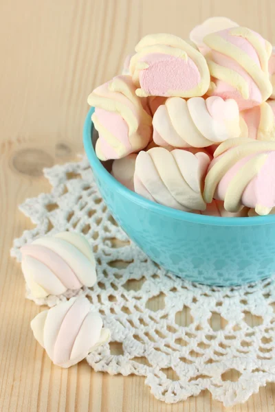 Marshmallow suave em tigela em mesa de madeira close-up — Fotografia de Stock