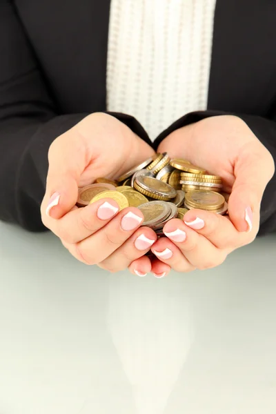 Mãos de mulher com moedas isoladas em branco — Fotografia de Stock