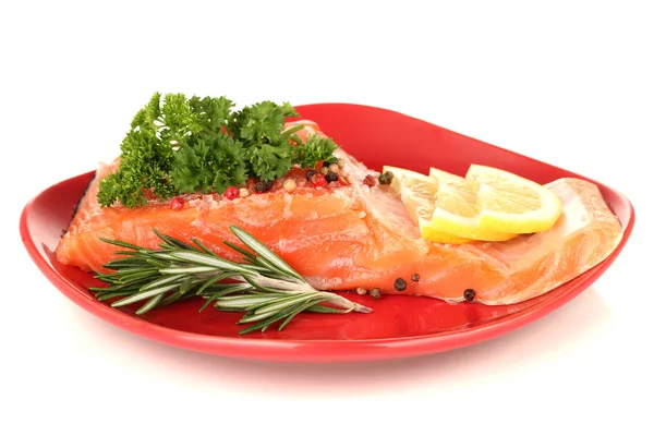 Filete de salmón fresco con hierbas y rodajas de limón en el plato, aislado en blanco — Foto de Stock