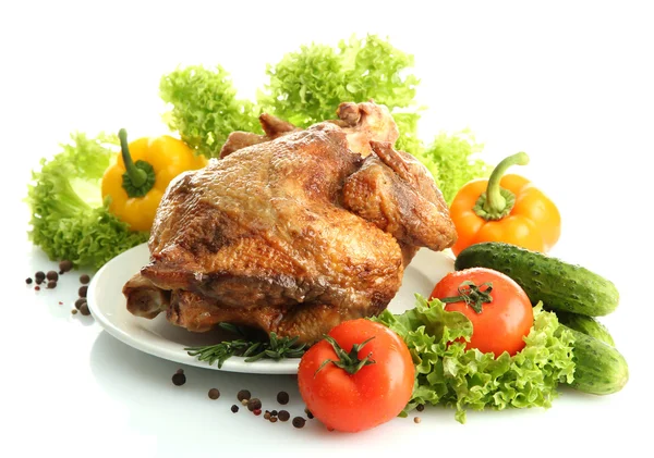 Smaczny kurczak cały pieczony na talerz z warzywami, na białym tle — Zdjęcie stockowe