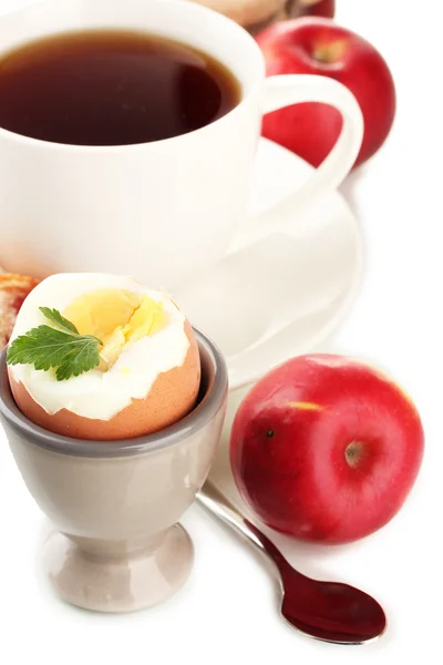 Leichtes Frühstück mit gekochtem Ei und Tasse Kaffee, isoliert auf weiß — Stockfoto