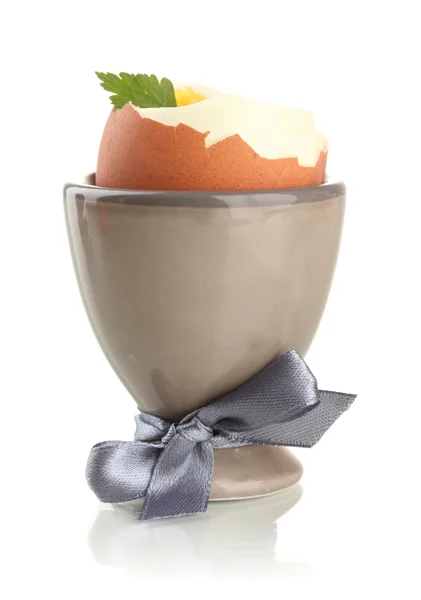Uovo sodo in tazza d'uovo, isolato su bianco — Foto Stock