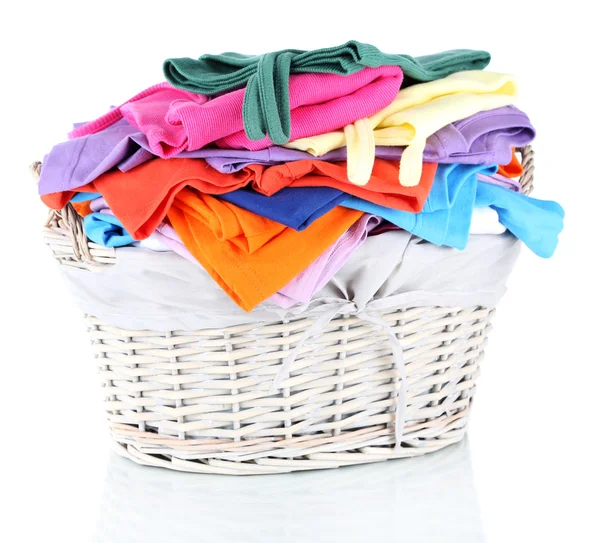 ahşap sepet beyaz izole giysilerle