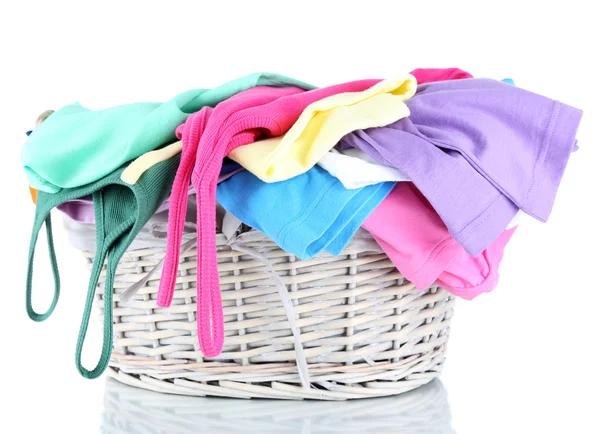 ahşap sepet beyaz izole giysilerle