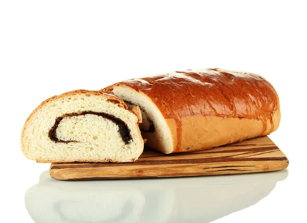 somun ile üzerine beyaz izole kesme tahtası üzerinde haşhaş tohumu