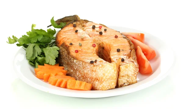 Аппетитный лосось на гриле с овощами, изолированными на белом — стоковое фото
