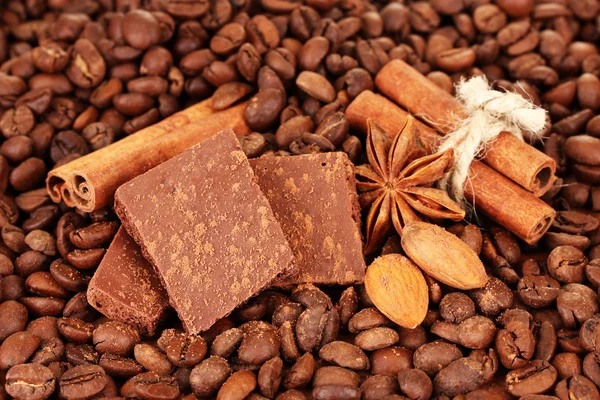 Chocolate picado con cacao, especias, sobre fondo de granos de café —  Fotos de Stock