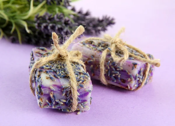 Естественное мыло ручной работы, на фиолетовом фоне — стоковое фото