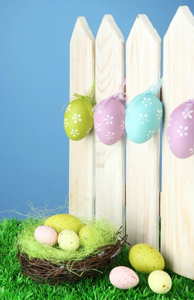 Arte Fondo de Pascua con huevos colgando de la cerca —  Fotos de Stock