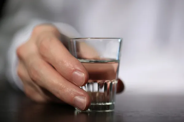 Man hand met glas wodka, close-up — Stockfoto