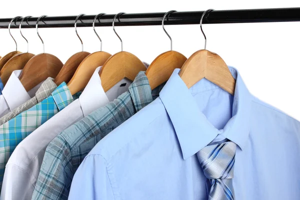 Camisas con corbatas en perchas de madera aisladas en blanco —  Fotos de Stock