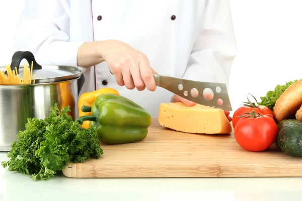 Weibliche Hände schneiden Käse, isoliert auf weiß — Stockfoto