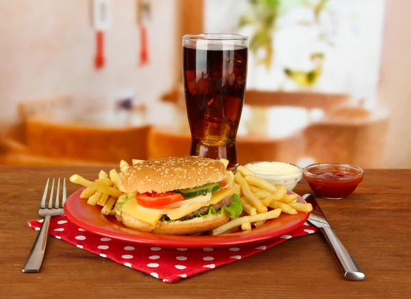 Νόστιμο τσίζμπεργκερ με τηγανητές πατάτες και κρύα ποτά, σε φωτεινό φόντο — Φωτογραφία Αρχείου