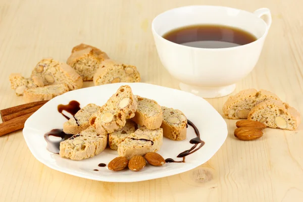 Ароматичне печиво кантуччіні і чашка кави на дерев'яному столі крупним планом — стокове фото