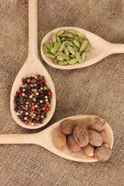 Küçük Hindistan cevizi ve diğer baharatlar çul zemin üzerine