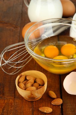 kase ve yanlarında çeşitli malzemeler ahşap masa yakın çekim üzerinde kırık yumurta