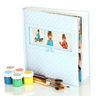 Bebek fotoğraf albümü üzerinde beyaz izole