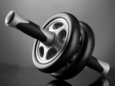 gri zemin üzerine spor ekipmanları