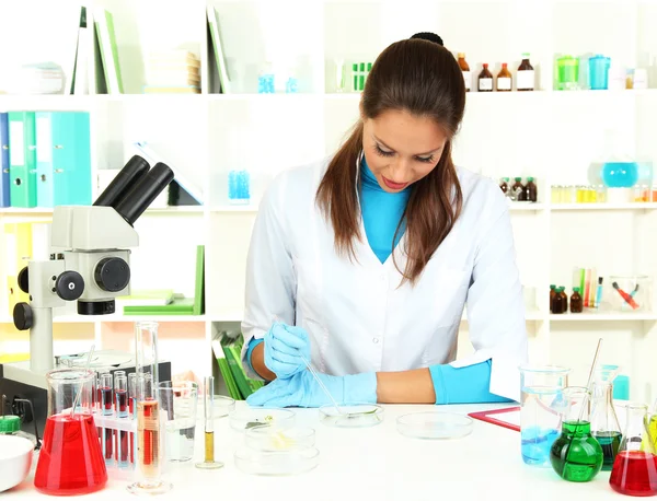 Joven científico con placa Petri en laboratorio — Foto de Stock