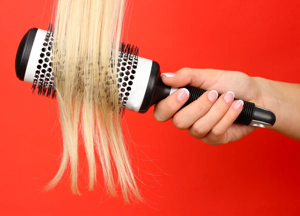 Blonda lockar borsta kam på Cologne bakgrunden — Stockfoto