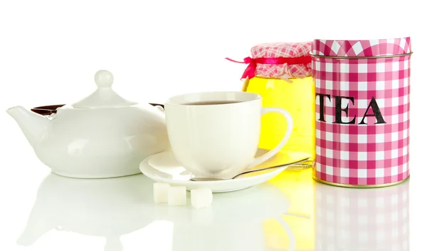 Tarro y taza de té aislados en blanco — Foto de Stock