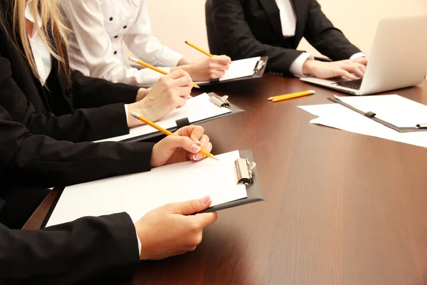 Primer plano de las manos de negocios durante el trabajo en equipo —  Fotos de Stock