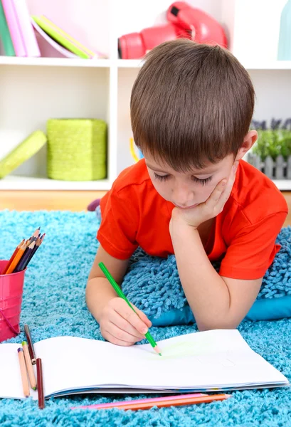 Mignon petit garçon dessin dans son album — Photo