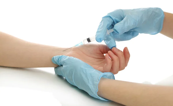 Doktor hospodářství stříkačka s očkovací látkou v pacienta ruce, izolované na bílém — Stock fotografie