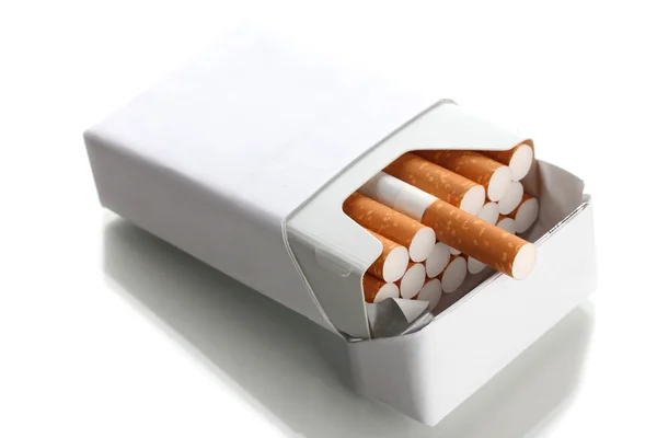 Caja de cigarrillos, aislada sobre un blanco — Foto de Stock