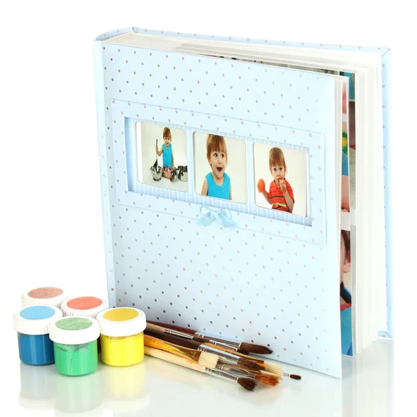 Bebek fotoğraf albümü üzerinde beyaz izole