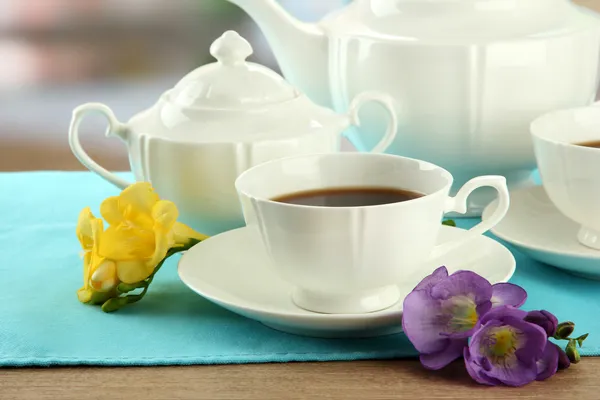 Schöner Teeservice auf Holztisch — Stockfoto