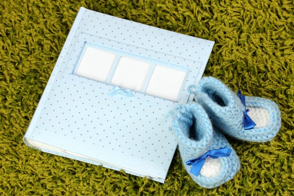 Baby's fotoalbum op groene tapijt — Stockfoto
